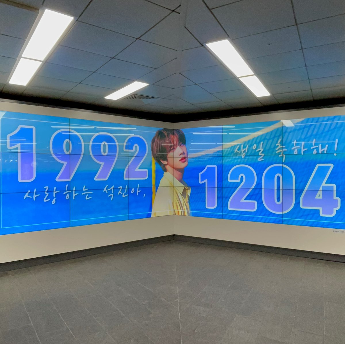myloveidol_kpop's tweet photo. 💎서포트 달성 축하합니다~!💎

💜진 생일 기념🍰
#HappyJinDay
　
기간: 11월 30일~ 12월 6일(7일)
위치: 홍대입구역

최애돌↓
https://t.co/BjKfC8GhiG

#진 #Jin #ジン
#방탄소년단 #BTS #防弹少年团 #防彈少年團 
#최애돌 #서포트 https://t.co/9mqugishx8