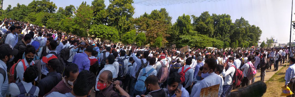 imkshirod18's tweet photo. Thousands of Junior Teacher Contractual all over the Odisha on a mass strike in Bhubaneswar , from Monday demanding for salary hike . But govt doesn't want to hear them.

@SMEOdisha @CMO_Odisha https://t.co/kognp23gF2