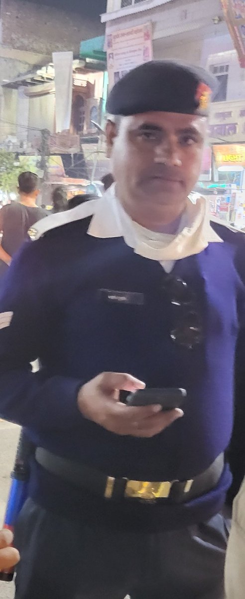 AwasthiAmla's tweet image. If System doesn&apos;t follow rules how can they question public,one of the on duty officer @dmmathura7512 @myogiadityanath @uptrafficpolice @mathurapolice when questioned he said he will charge me for car standing a side, total System failure and showing power of being in position