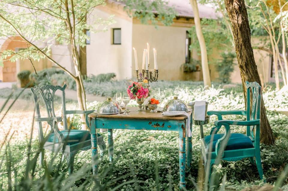 Flowers out of the garden. 
The perfect setting for a dinner date. ❤️
@light_flair_photography
<a href="/AviantoVenue/">Avianto</a>