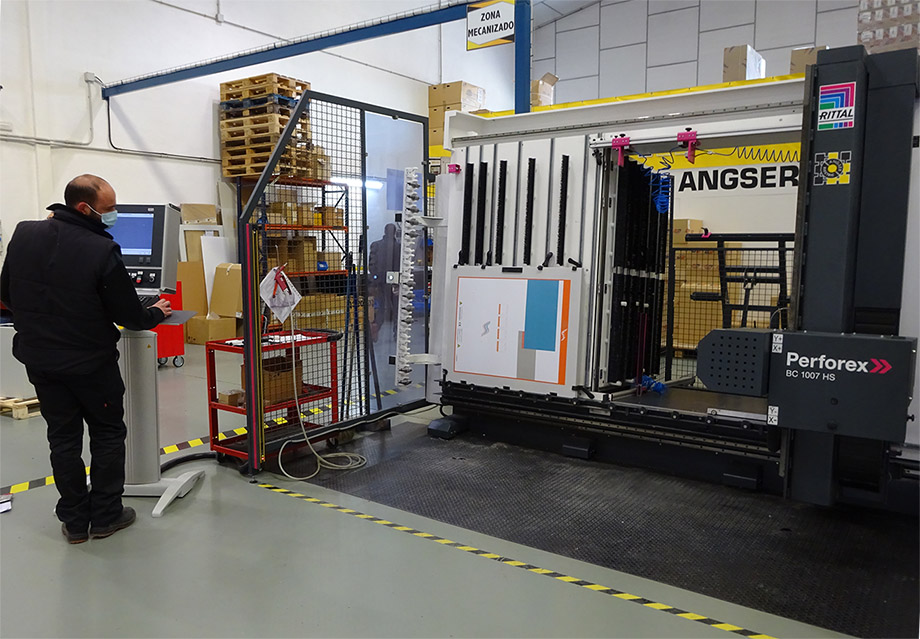 AngserElect's tweet photo. Buenos días, nuestros operarios comenzando la mañana con el mecanizado de una puerta metálica #felizmartes #angserelectric #cuadroseléctricos #mecanizado #automatismos #perforex https://t.co/kDQdpTfGSM