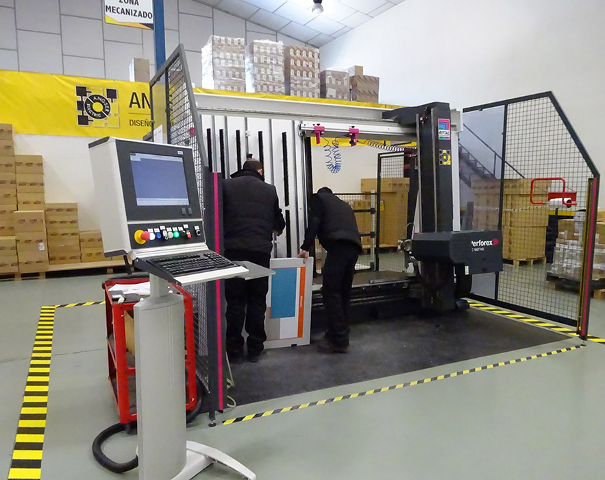 AngserElect's tweet photo. Buenos días, nuestros operarios comenzando la mañana con el mecanizado de una puerta metálica #felizmartes #angserelectric #cuadroseléctricos #mecanizado #automatismos #perforex https://t.co/kDQdpTfGSM