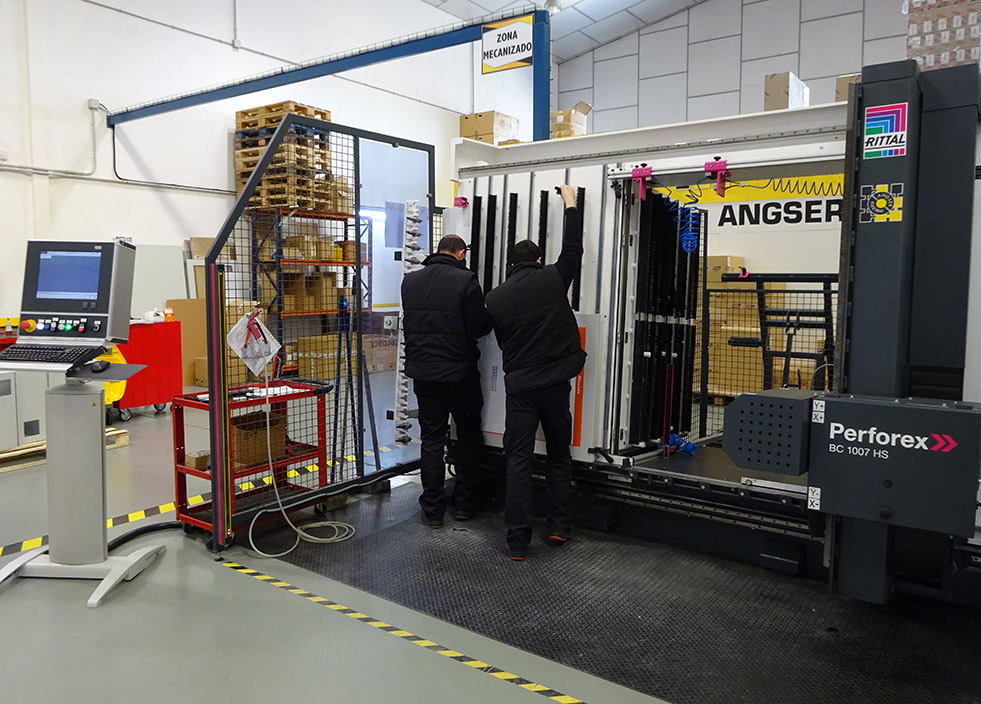 AngserElect's tweet photo. Buenos días, nuestros operarios comenzando la mañana con el mecanizado de una puerta metálica #felizmartes #angserelectric #cuadroseléctricos #mecanizado #automatismos #perforex https://t.co/kDQdpTfGSM