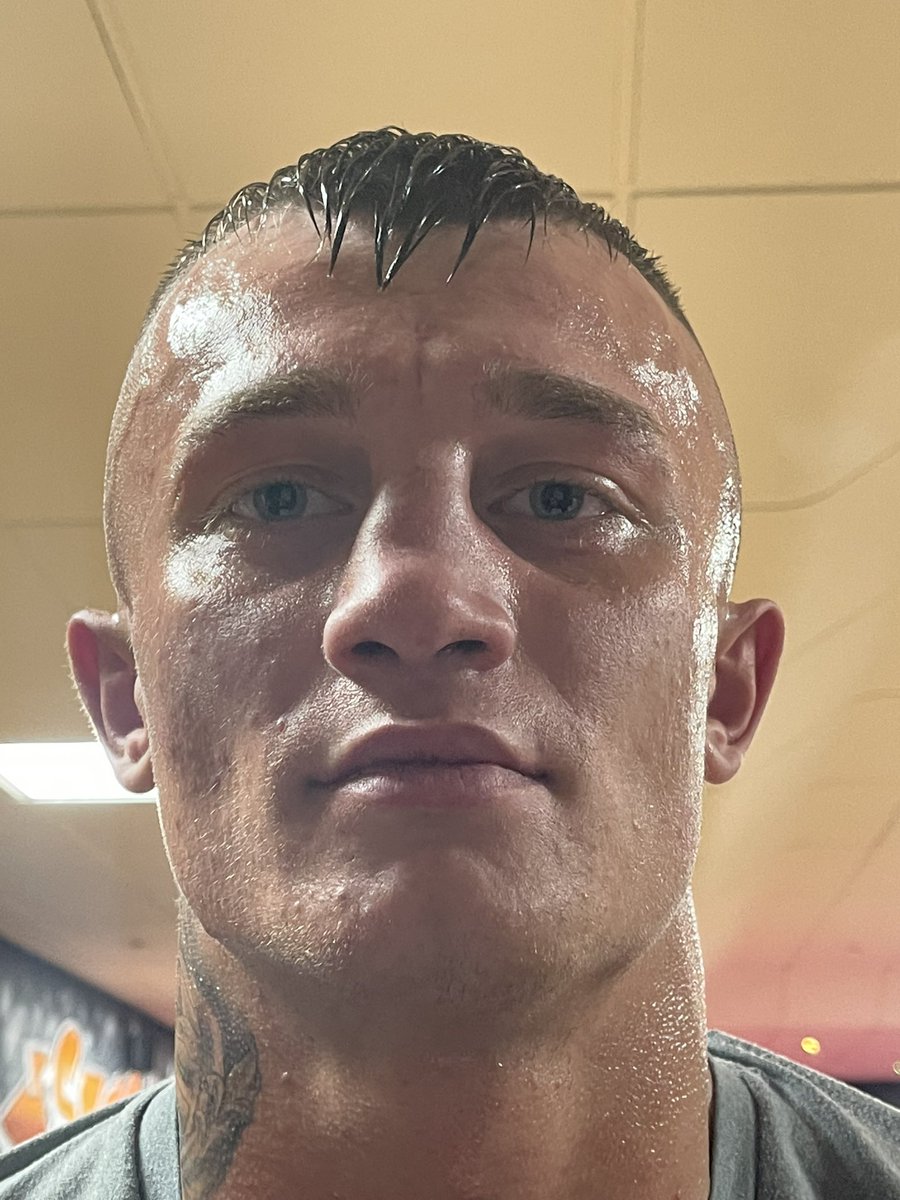 SecondsOutBA's tweet image. It’s all a bit fun till someone’s nose gets broken. #englandboxing #fighters