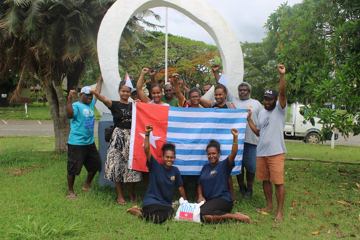 YoungsolwaraP's tweet photo. From the Vanuatu Land Desk in solidarity with West Papua. Commemorating 60 Years of Resistance.
Yumi standup wantaim in this fight for freedom and self determination....Merdeka Papua!
#OurMorningStar #PapuanLivesMatter #PapuaMerdeka #WeBleedBlackandRed https://t.co/E4MvBv0PXE