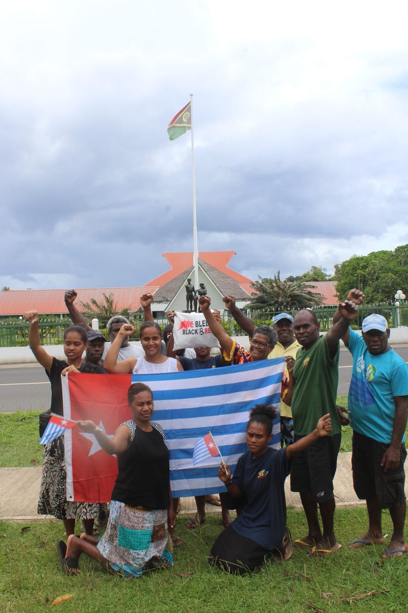 YoungsolwaraP's tweet photo. From the Vanuatu Land Desk in solidarity with West Papua. Commemorating 60 Years of Resistance.
Yumi standup wantaim in this fight for freedom and self determination....Merdeka Papua!
#OurMorningStar #PapuanLivesMatter #PapuaMerdeka #WeBleedBlackandRed https://t.co/E4MvBv0PXE