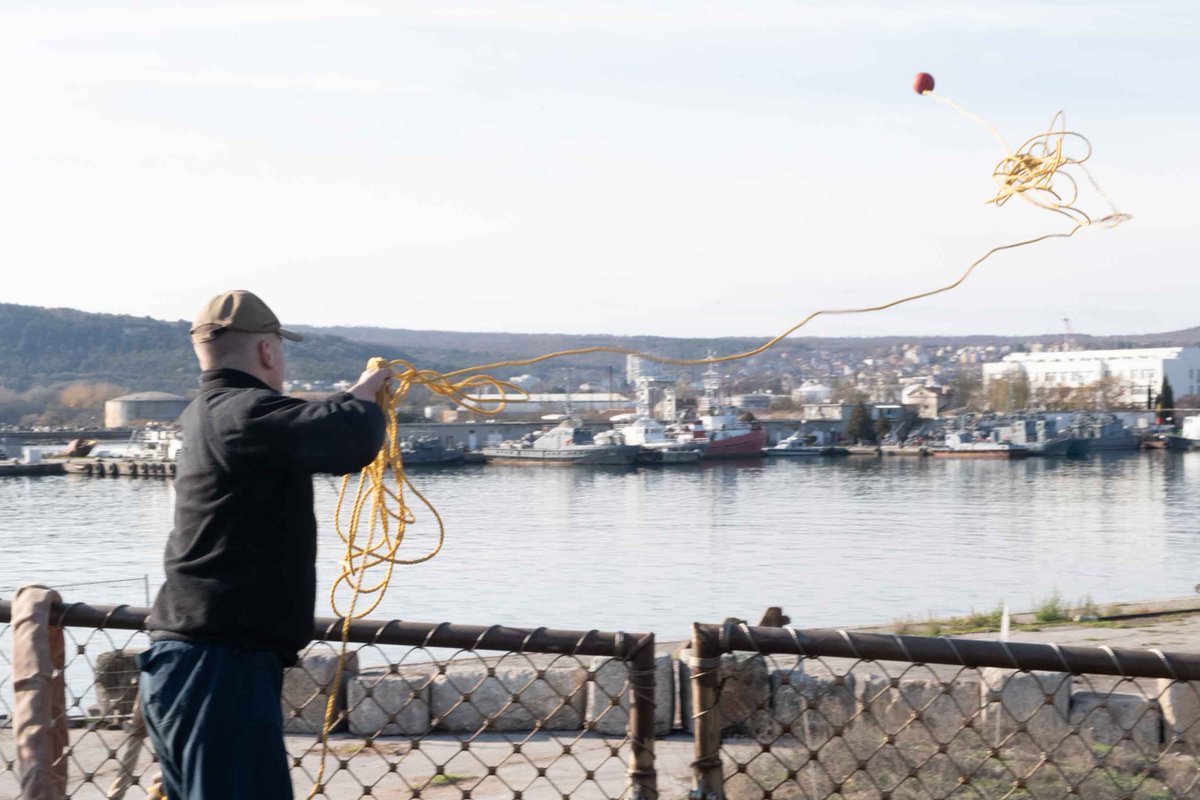 Fire Controlman 2nd Class Richard Shelley throws a line from the destroyer USS Arleigh Burke to the pier while mooring in Varna, Bulgaria on Nov. 26, 2021. Photo: mass communication specialist Seaman Kerri Kline