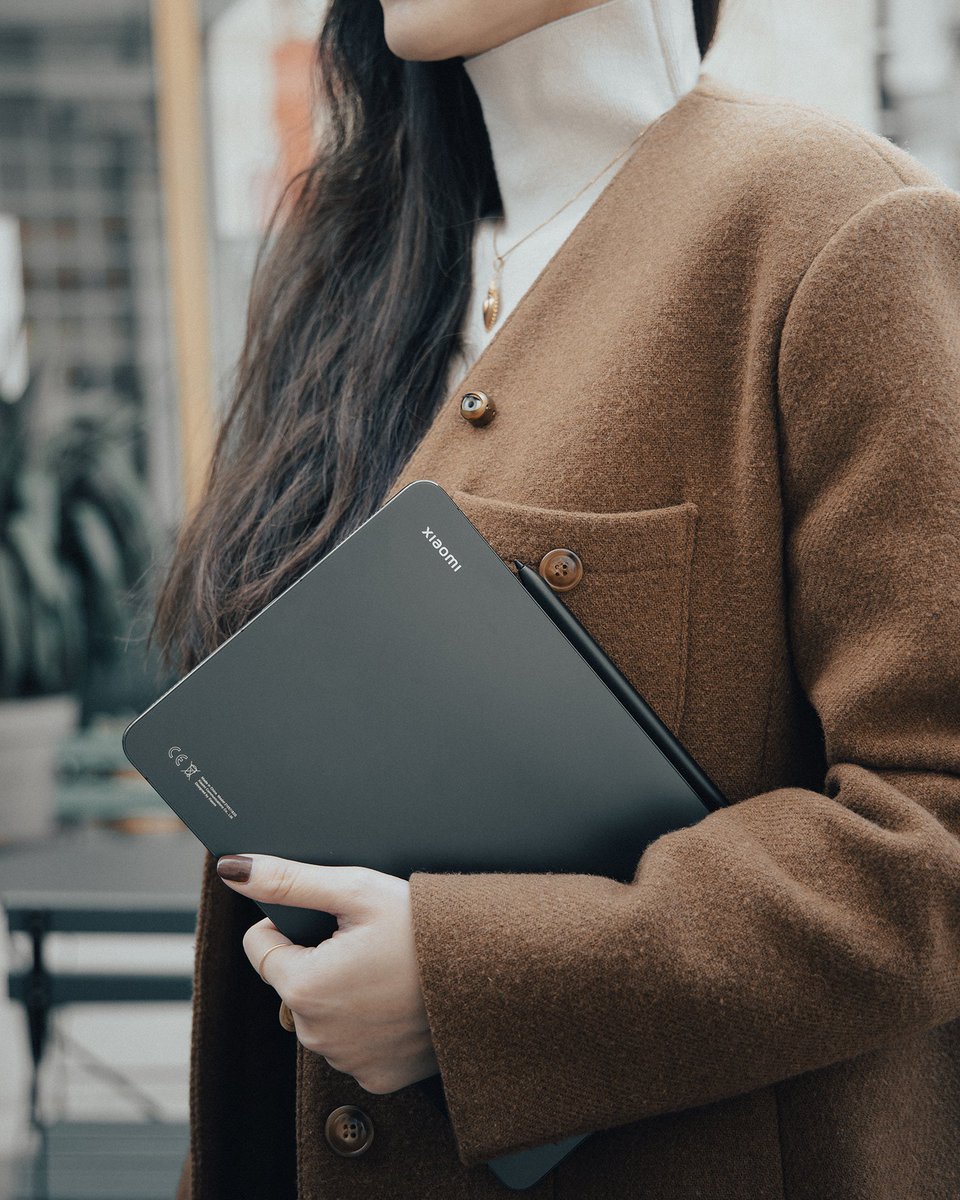 WilliamLuXiaomi's tweet photo. What a stylish photo of #XiaomiPad5 from IG:alpertcr via 
@XiaomiFrance! #PlayHardWorkSmart https://t.co/KOigacGmIT