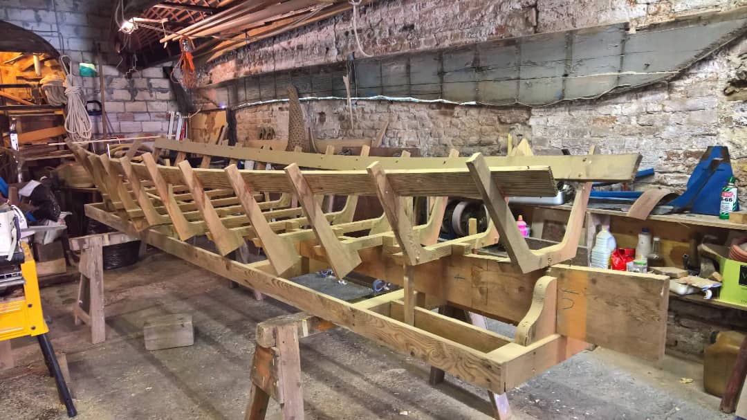 LJ_Pritchard's tweet photo. #BoatBuilding I had the pleasure of my amazing friend, Nico explaining his simple adaptable pattern for the shape/size of every #frame and #floor of this #Sandolo. On the wall behind is an original #plank of the boat he copied it from #Venezia #Venice #Venezia1600 #LivingOnWater https://t.co/mCw64fy68Z