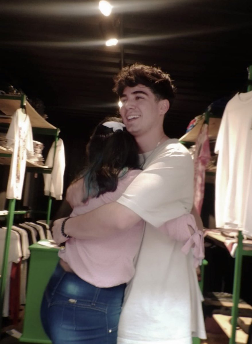 blossjc's tweet photo. Fueron tantos los años de espera que sigo sin creer que este año pude conocerte y abrazarte, gracias por aparecer en mi vida y a enseñarme a hacer las cosas que amo con pasión, eres un rayito de sol, te amo 🤍
@JosDice https://t.co/BXv04eWpCA