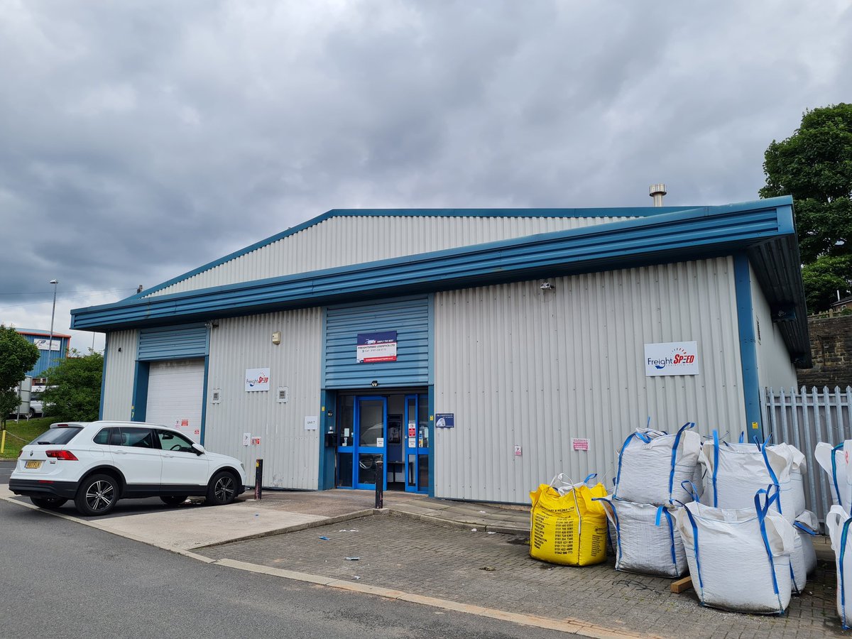 BreakeyNuttall's tweet photo. Contracts exchanged, with completion imminent. Over 50 viewings and almost as many offers on these two industrial units. A great result for our private client, which demonstrates the strong demand for units such as these from investors and owner occupiers. #noordinaryprofessional https://t.co/OP6Lnp1elb