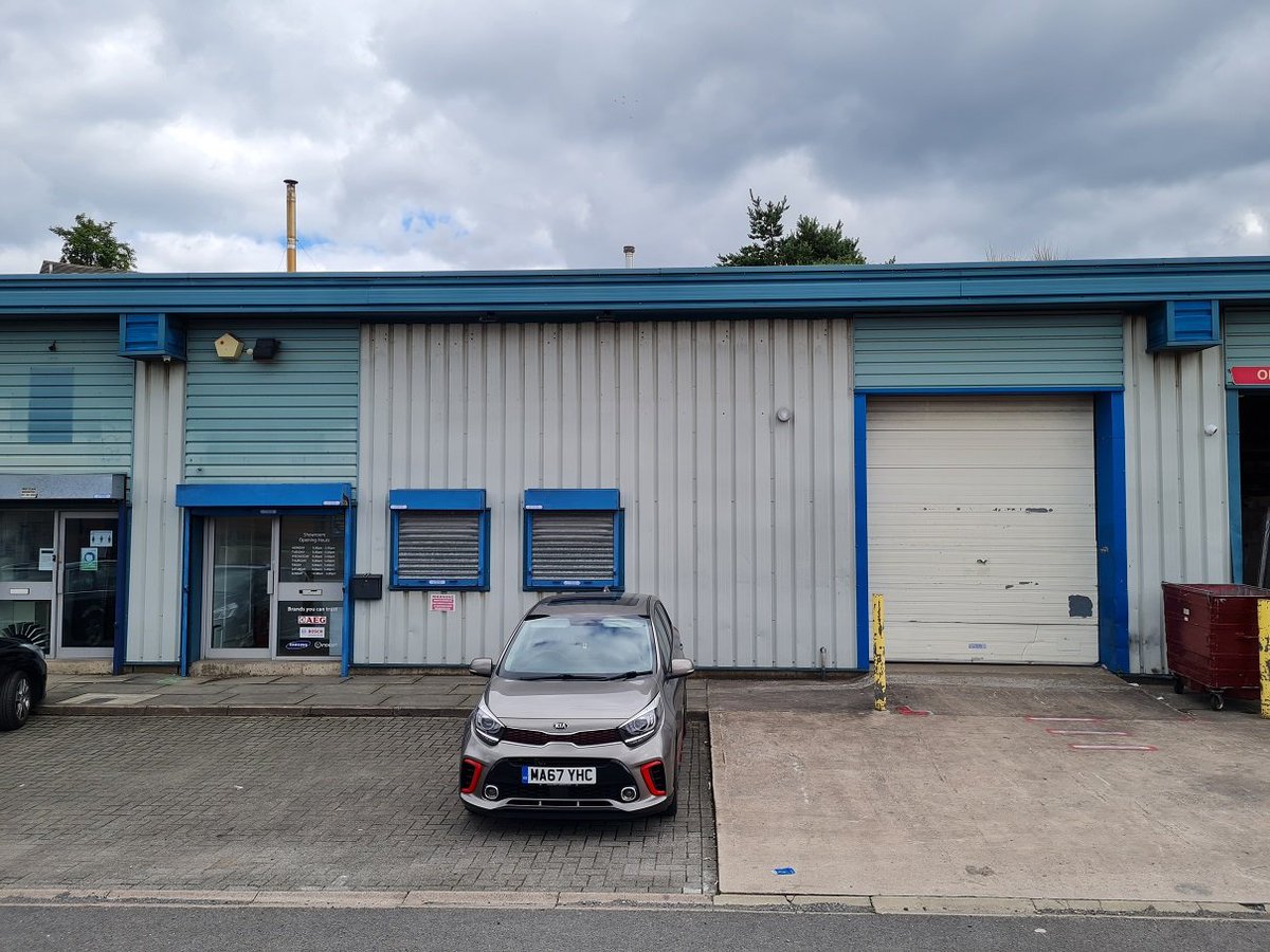 BreakeyNuttall's tweet photo. Contracts exchanged, with completion imminent. Over 50 viewings and almost as many offers on these two industrial units. A great result for our private client, which demonstrates the strong demand for units such as these from investors and owner occupiers. #noordinaryprofessional https://t.co/OP6Lnp1elb