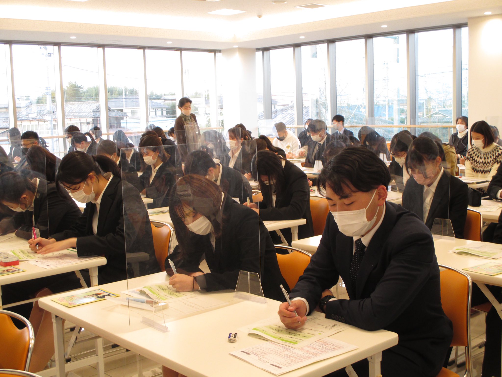 Twitter 上的 東日本栄養医薬専門学校 栄養士学科 医薬学科１年生の就職活動がスタート ハローワークまえばし 金井先生を招き 就職活動の基礎知識 をテーマにお話ししていただきました 学生と社会人の違いなど 学生は興味深く聞き入っていました 東日本