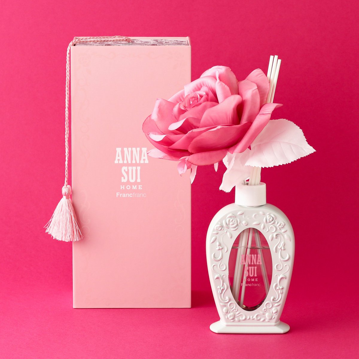 Francfranc フランフラン 公式 Francfrancのある生活 New 12 1よりfrancfranc一部店舗 オンラインショップにて発売開始 香水瓶を思わせるゴシック調のボトルにボリューム溢れるアートフラワーを添えたルームフレグランスです みずみずしく甘美