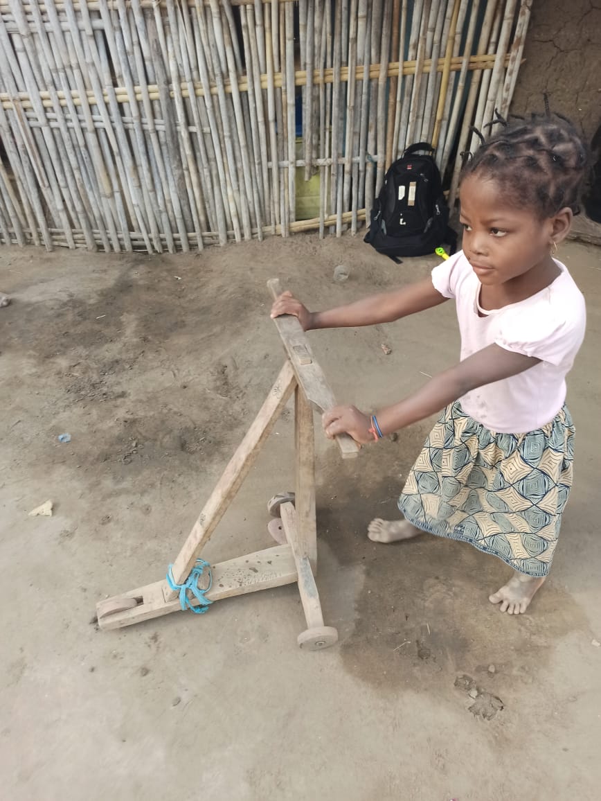 UNICEF_Moz's tweet photo. In Metuge, #CaboDelgado, Rita's grandfather designed this innovative walker to help his grandchild. With support from @NorwayInMoz🇳🇴, activists of Adel &amp; @lftwworldwide installed wooden bars to improve her mobility and are providing weekly sessions to stimulate her development. https://t.co/4GL6DHbE2W