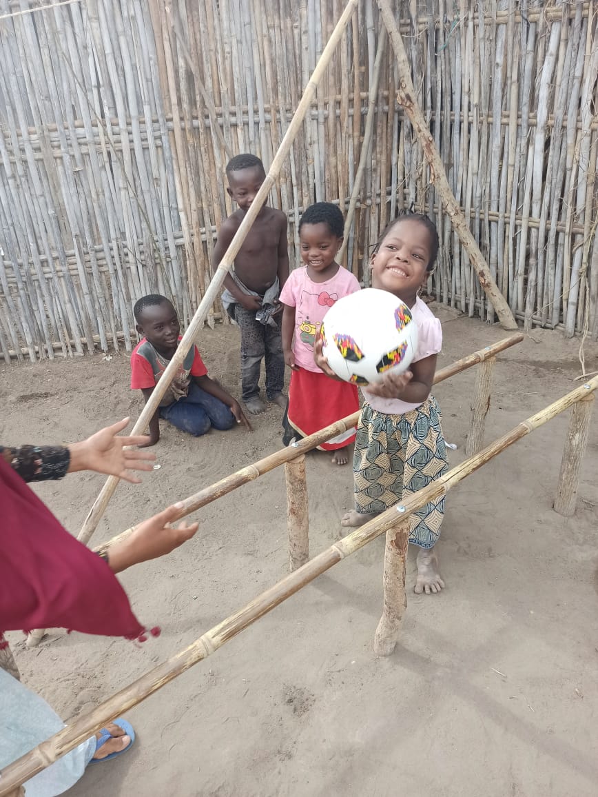 UNICEF_Moz's tweet photo. In Metuge, #CaboDelgado, Rita's grandfather designed this innovative walker to help his grandchild. With support from @NorwayInMoz🇳🇴, activists of Adel &amp; @lftwworldwide installed wooden bars to improve her mobility and are providing weekly sessions to stimulate her development. https://t.co/4GL6DHbE2W