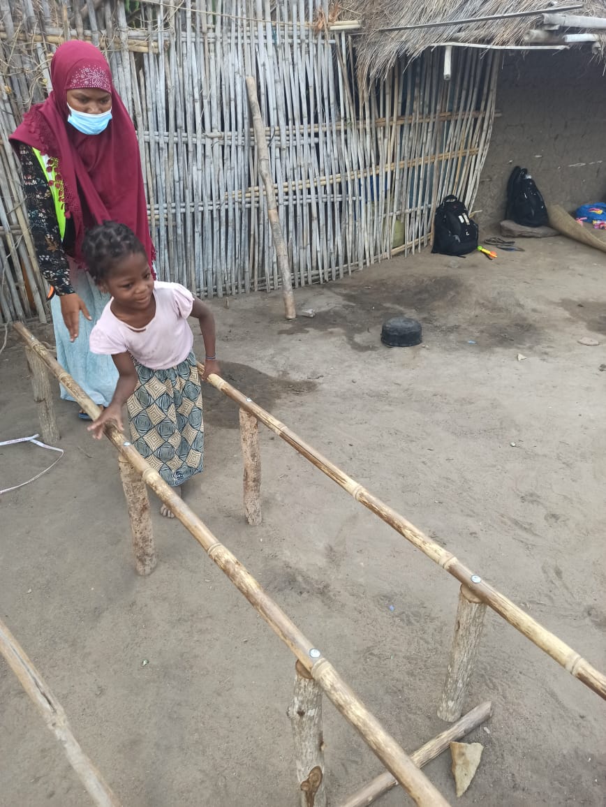 UNICEF_Moz's tweet photo. In Metuge, #CaboDelgado, Rita's grandfather designed this innovative walker to help his grandchild. With support from @NorwayInMoz🇳🇴, activists of Adel &amp; @lftwworldwide installed wooden bars to improve her mobility and are providing weekly sessions to stimulate her development. https://t.co/4GL6DHbE2W