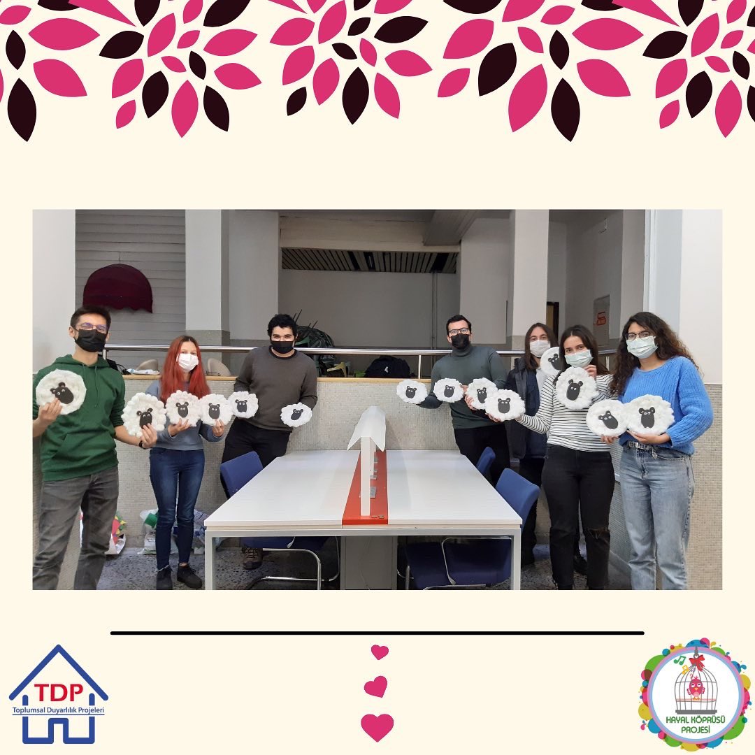 TDPBilkent's tweet photo. Hayal Köprüsü Projesi olarak dönemin 4. etkinliği ile gönüllülerimizle eğlenceli oyuncaklar yapmaya devam ediyoruz.💙 Gönüllülerimizin yaratıcılığı sayesinde çocuklarımıza farklı renkte deniz anaları, balıklar ve koyunlar yaptık.🐟 Yeni etkinliklerimiz için herkesi bekliyoruz! https://t.co/AX06BQpar7