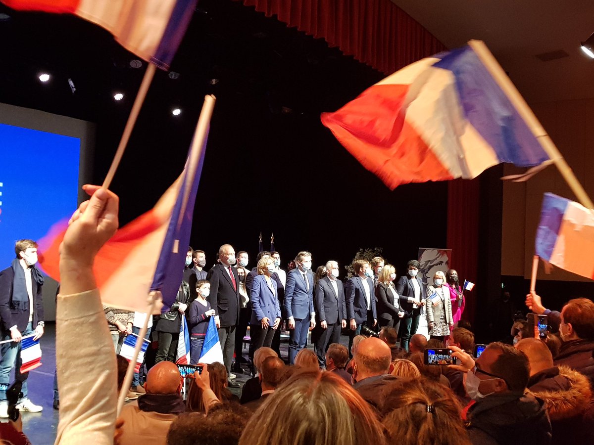 NMarguerat's tweet photo. Salle comble et ambiance surchauffée pour la dernière réunion de @vpecresse au Carré Bellefeuille à #BoulogneBillancourt avant les primaires pour désigner le candidat LR...un avant-goût de campagne présidentielle ! @avecValerie #Pecresse2022 https://t.co/dEs8RGGNoy
