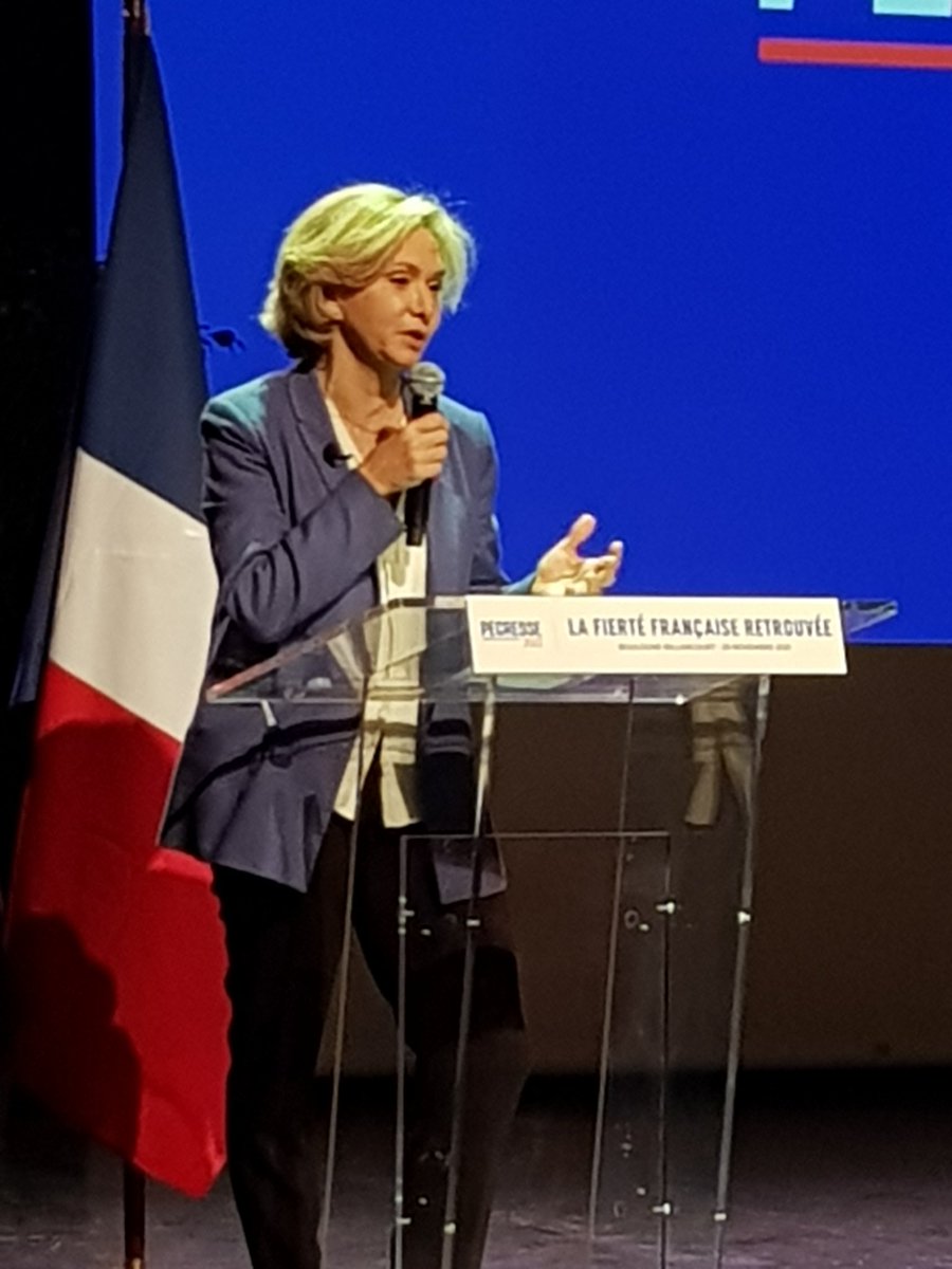 NMarguerat's tweet photo. Salle comble et ambiance surchauffée pour la dernière réunion de @vpecresse au Carré Bellefeuille à #BoulogneBillancourt avant les primaires pour désigner le candidat LR...un avant-goût de campagne présidentielle ! @avecValerie #Pecresse2022 https://t.co/dEs8RGGNoy