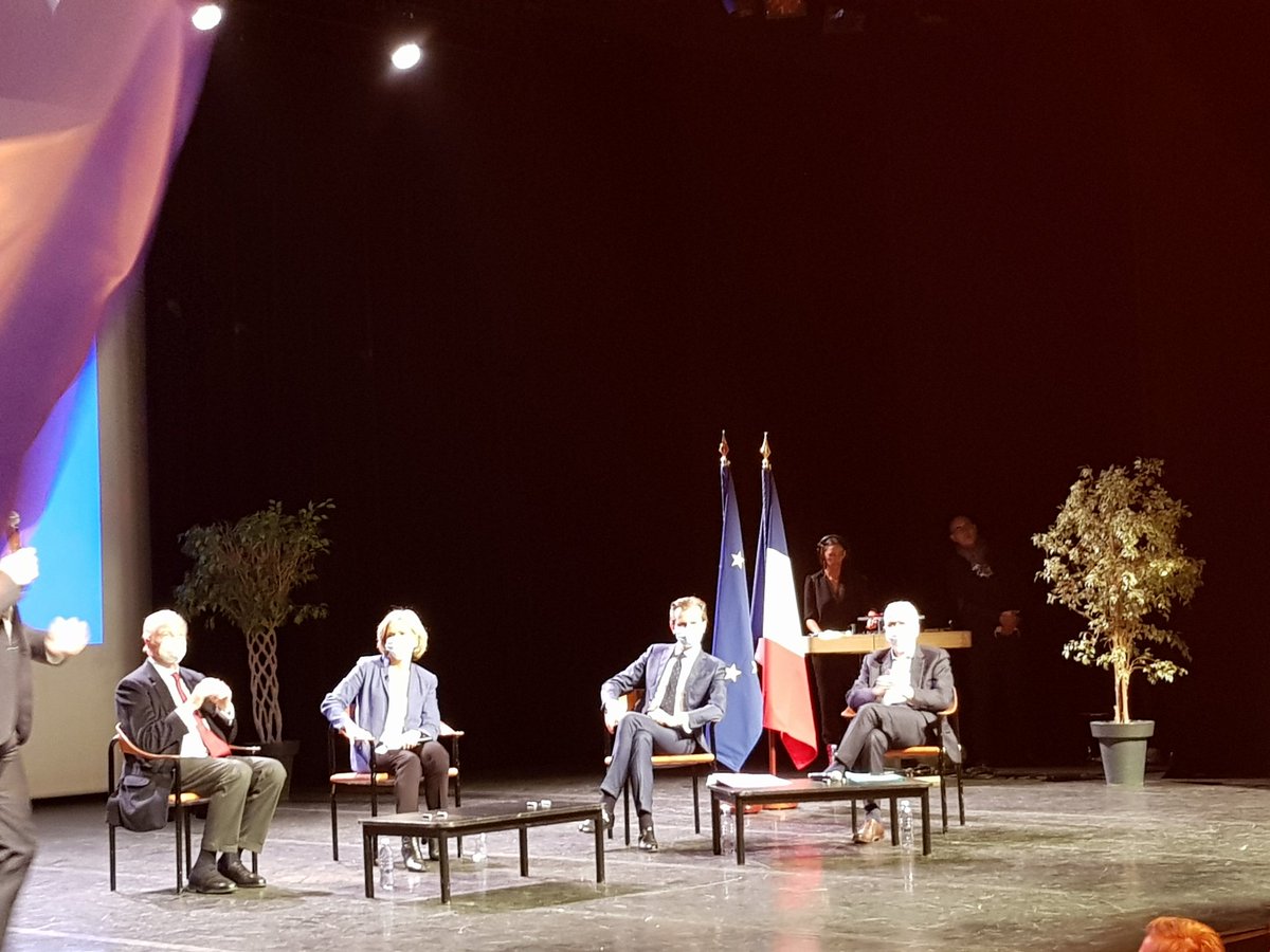 NMarguerat's tweet photo. Salle comble et ambiance surchauffée pour la dernière réunion de @vpecresse au Carré Bellefeuille à #BoulogneBillancourt avant les primaires pour désigner le candidat LR...un avant-goût de campagne présidentielle ! @avecValerie #Pecresse2022 https://t.co/dEs8RGGNoy