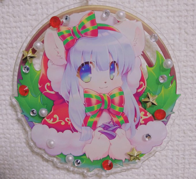 そのままでもかわいいシロクマちゃんですが自分でデコる前提で作ってます。100均でラインストーンシールとか買って遊んでね! 