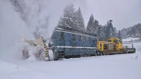 BB27000's tweet photo. L’hiver a la SNCF, c’est la saison de la neige.
Et en 2008 il y en a eu beaucoup.
L’occasion de revenir avec vous sur un drame terrible.

Thread⤵️⤵️⤵️ https://t.co/DiJsgri3Vt