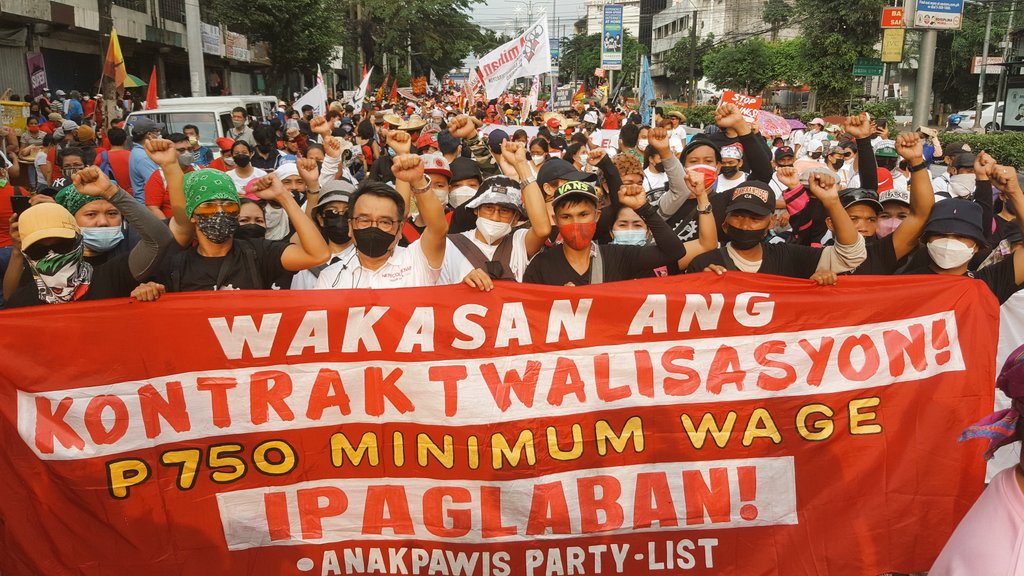Anakbayan_FEU's tweet photo. TINGNAN: Sa kabila ng panggigipit ng kapulisan ay nagtipon-tipon ang mga kabataan kasama ang iba pang sektor sa kahabaan ng Blumentrit para singilin ang pasistang rehimen ni Duterte ngayong ika-158 na kaarawan ng Ama ng Himagsikan na si Andres Bonifacio #Anakbayan23 #Bonifacio158 https://t.co/nXLirp4unW