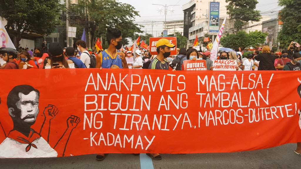 TINGNAN: Sa kabila ng panggigipit ng kapulisan ay nagtipon-tipon ang mga kabataan kasama ang iba pang sektor sa kahabaan ng Blumentrit para singilin ang pasistang rehimen ni Duterte ngayong ika-158 na kaarawan ng Ama ng Himagsikan na si Andres Bonifacio #Anakbayan23 #Bonifacio158