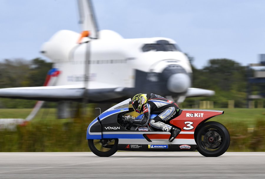 Record battu : cette moto électrique fonce à 455 km/h ! (vidéo) Par Hilaire Picault FFbZipDWUAUOBKb?format=jpg&name=900x900