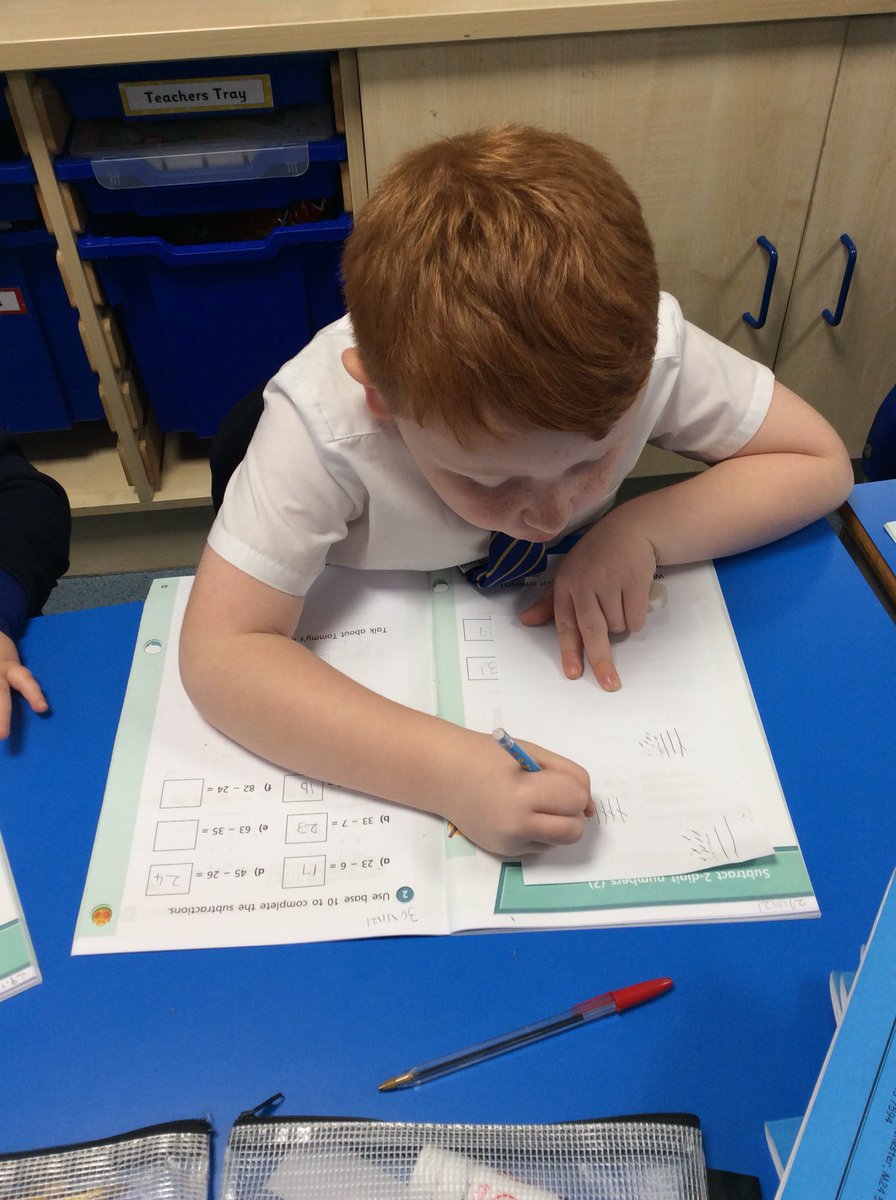 stmarysrcmidd's tweet image. Today in our maths lesson 2B have been learning how to exchange when subtracting. @WhiteRoseMaths #baseten #columnmethod