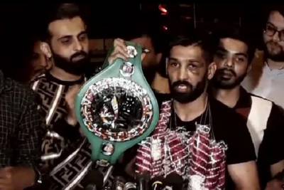 *Boxer #MuhammadWaseem names his belt after #Kashmiris. * Pakistani boxer Muhammad Waseem defeated Colombian fighter #RobertBerera in the flyweight world title eliminator event in #Dubai.
#boxing 
#MuhammadWaseem 
#PrideofPakistan