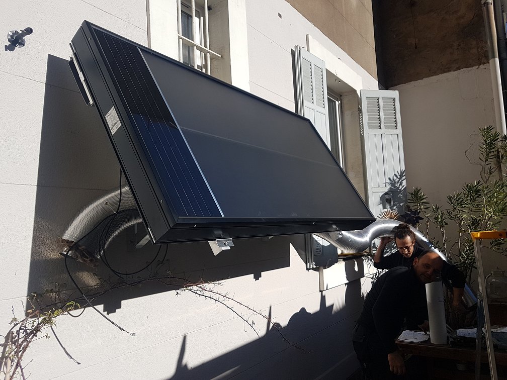 Richard_Loyen's tweet photo. Heureux de faire un pas de plus sur le chemin de la transition. Ce matin, 2 équipiers de Provence Énergie Solaire Services #Qualisol posent leur 1er chauffage solaire à air #GrammerSolar chez moi à Marseille 😊 https://t.co/2RjExcGF4t