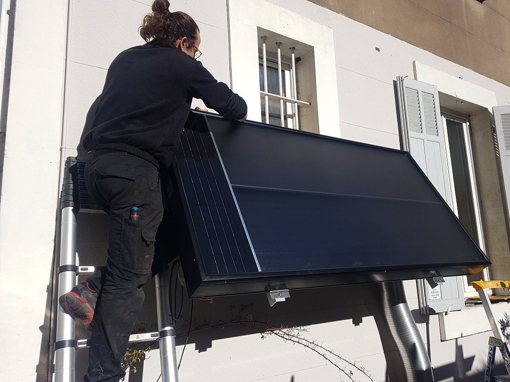 Richard_Loyen's tweet photo. Heureux de faire un pas de plus sur le chemin de la transition. Ce matin, 2 équipiers de Provence Énergie Solaire Services #Qualisol posent leur 1er chauffage solaire à air #GrammerSolar chez moi à Marseille 😊 https://t.co/2RjExcGF4t
