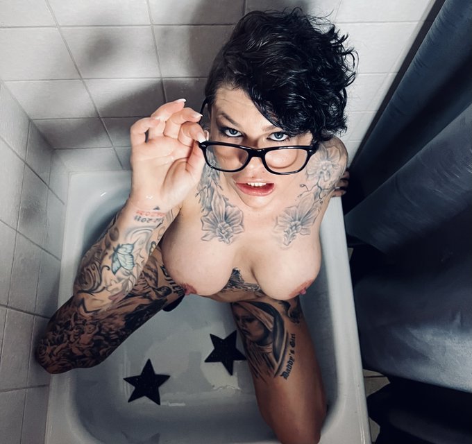 Na mein S&uuml;&szlig;er, ich w&uuml;nsche Dir eine sch&ouml;ne Mittagspause... hast du Bock mir meine Brille vollzuspritzen<a href="/tag/highheels"class="tags"><span>#highheels</span></a><a href="/tag/dirtytalk"class="tags"><span>#dirtytalk</span></a><a href="/tag/wetlook"class="tags"><span>#wetlook</span></a><a href="/tag/dildo"class="tags"><span>#dildo</span></a><a href="/tag/deepthroat"class="tags"><span>#deepthroat</span></a>