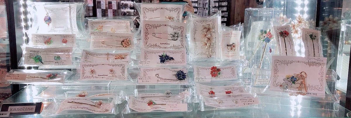 CA_TOKYO's tweet photo. 【作家様の作品在庫状況】

✨kanoline様
ワイヤー製の繊細でリアルなお花のアクセサリーです！
可愛いカラフルなパンジーのバックチャームはスタッフ一押し作品です💕

✨Caine様
色々な形の鉱石モールド💎
是非好きな色で鉱石作品作って見ませんか？ https://t.co/a8QVQg9JaT