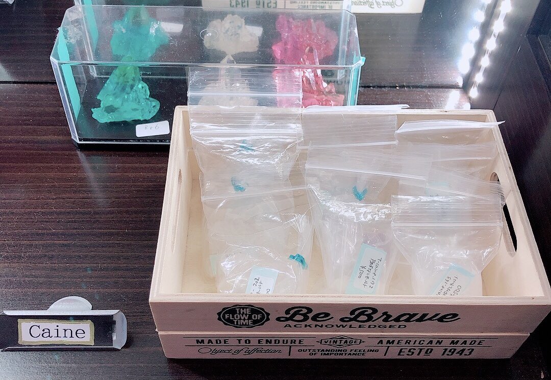 CA_TOKYO's tweet photo. 【作家様の作品在庫状況】

✨kanoline様
ワイヤー製の繊細でリアルなお花のアクセサリーです！
可愛いカラフルなパンジーのバックチャームはスタッフ一押し作品です💕

✨Caine様
色々な形の鉱石モールド💎
是非好きな色で鉱石作品作って見ませんか？ https://t.co/a8QVQg9JaT