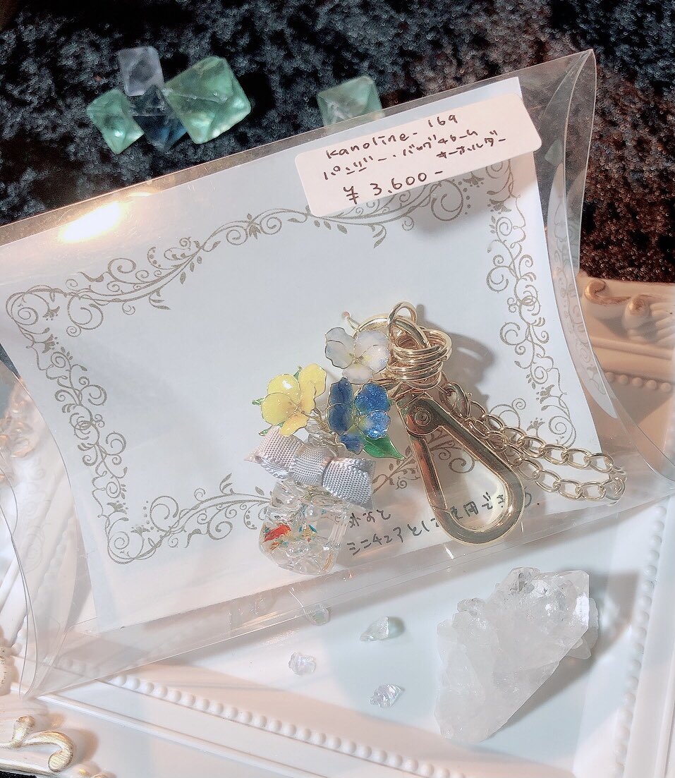 CA_TOKYO's tweet photo. 【作家様の作品在庫状況】

✨kanoline様
ワイヤー製の繊細でリアルなお花のアクセサリーです！
可愛いカラフルなパンジーのバックチャームはスタッフ一押し作品です💕

✨Caine様
色々な形の鉱石モールド💎
是非好きな色で鉱石作品作って見ませんか？ https://t.co/a8QVQg9JaT