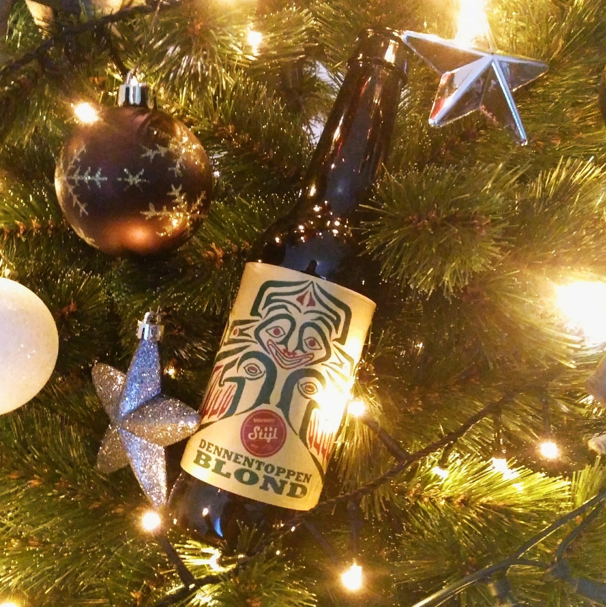 BrouwerijStijl's tweet photo. Goedemorgen, het voelt al echt als winter. Afgelopen weekend de eerste sneeuwpop gemaakt (in Brabant).
Tijd voor een verwarmend #bier plaatje.
Dennentoppen Blond is natuurlijk extra speciaal rond de #kerst
Bij het #kerstpakket #kerstdiner #borrelplank en in de #ALLYKerstBox https://t.co/TlVNrITvXI