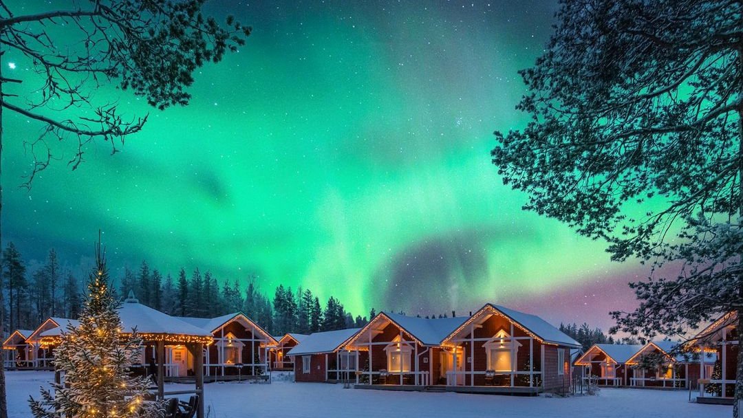 DiscoverFinland's tweet photo. The Great Show in the Skies: Northern Lights, where &amp; when to best see them in Finland https://t.co/7y6LmZoXG8 Photos shared on IG by momentsofgregory, lorenzmira_lapland, arctic_adventures_timetravels, and jan_daycape, now added to our Revontulet gallery: https://t.co/7cIvxKeDwc https://t.co/NVr1nEWDLA