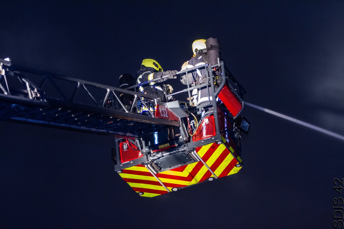 sdis42's tweet photo. #AventSDIS42 
Jouez au calendrier de l'avent des photos des sapeurs-pompiers du #SDIS42 et likez votre photo préférée ! 📸 #Jour1
#CalendrierDelAvent https://t.co/45QVwi18Os