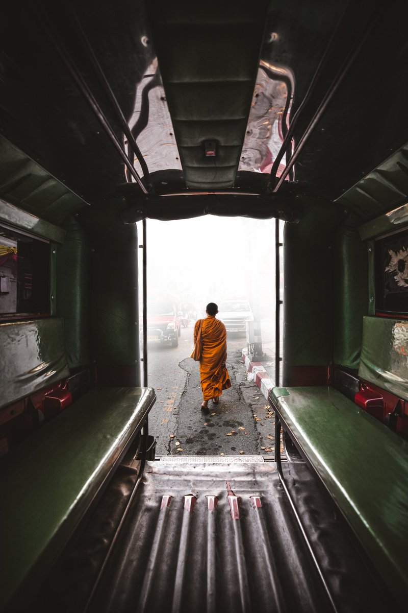 goatherd_k's tweet photo. Monkhunting #Takeapicture #Bangkok #TravelTuesday #picsart #orangealert #colorsculture https://t.co/vrrPWniGJH