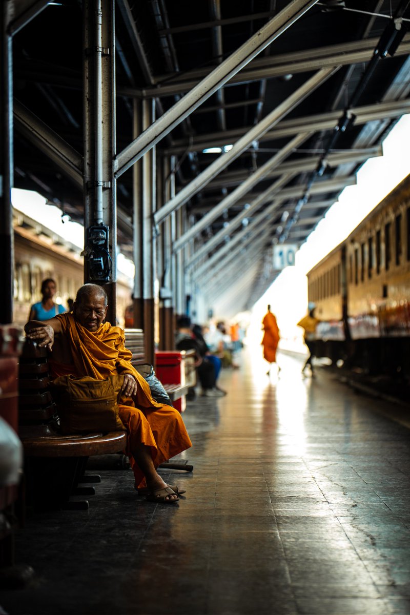 goatherd_k's tweet photo. Monkhunting #Takeapicture #Bangkok #TravelTuesday #picsart #orangealert #colorsculture https://t.co/vrrPWniGJH
