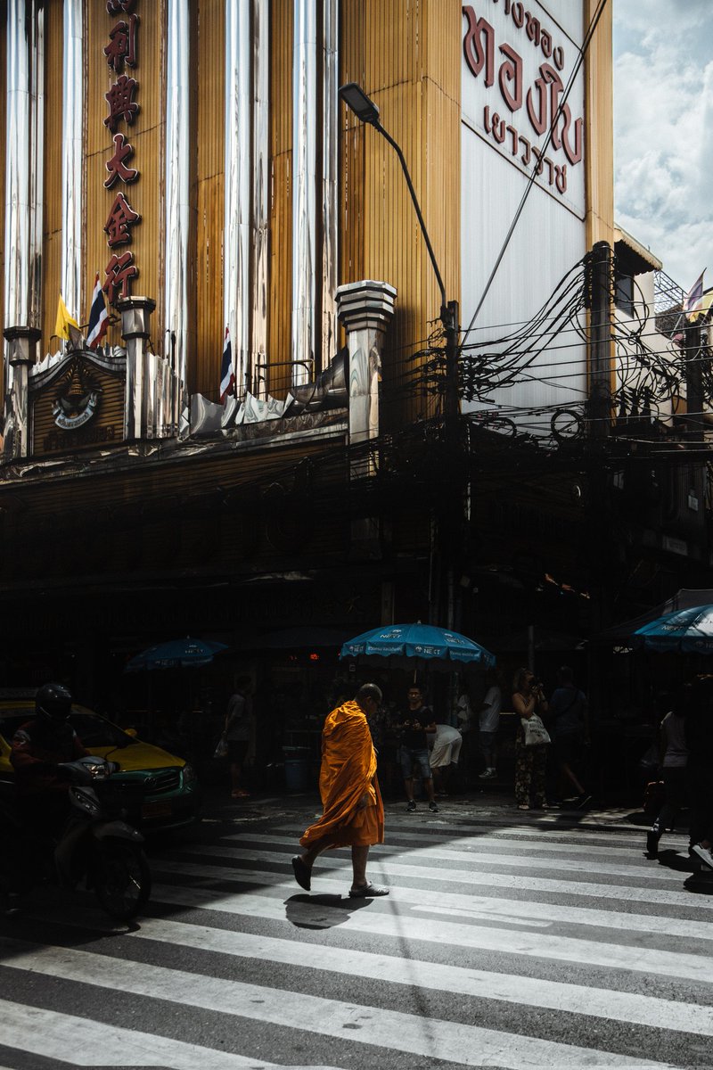 goatherd_k's tweet photo. Monkhunting #Takeapicture #Bangkok #TravelTuesday #picsart #orangealert #colorsculture https://t.co/vrrPWniGJH