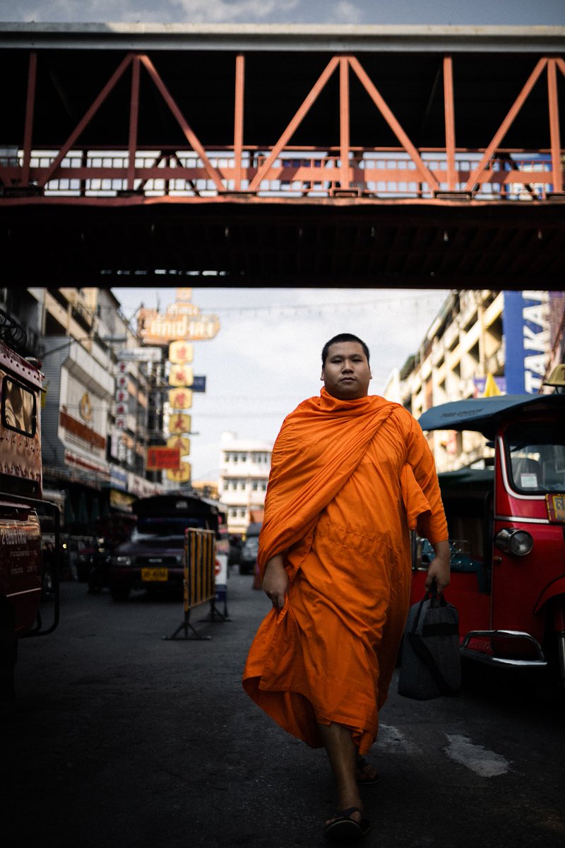 goatherd_k's tweet photo. Monkhunting #Takeapicture #Bangkok #TravelTuesday #picsart #orangealert #colorsculture https://t.co/vrrPWniGJH