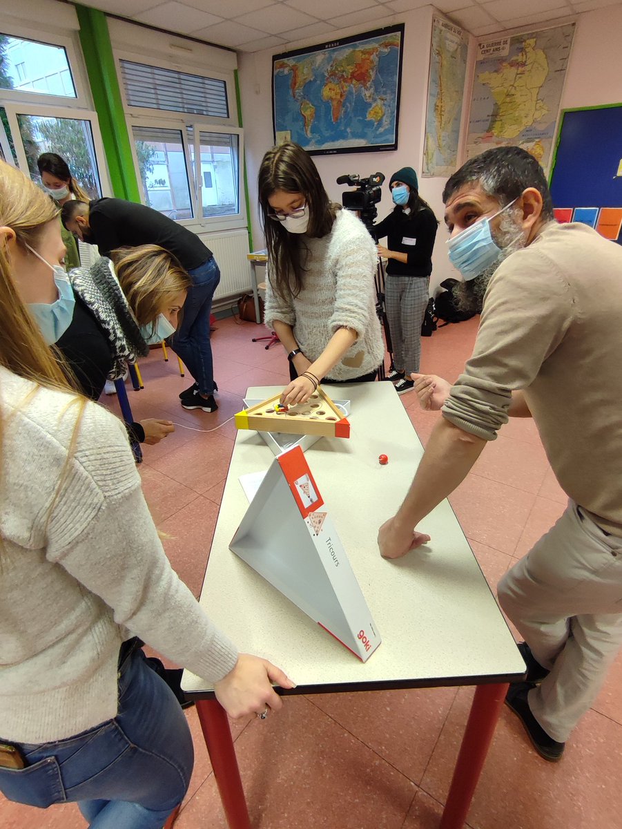Cite_educBehren's tweet photo. Ateliers jeux➡️Former AP, AED, partenaires DRE ACLEF pr encadrer des groupes d'élèves #coopérer #echanger #harmoniser pratiques ➡️mise en place d'atelier jeux pour les élèves @de_stephh @HuartJean @Dsden57 @LPHurlvenentBLF @nellybodo @CelinePlontz_M @SabriZeghib @Canope_57 https://t.co/M61R2ESCpc