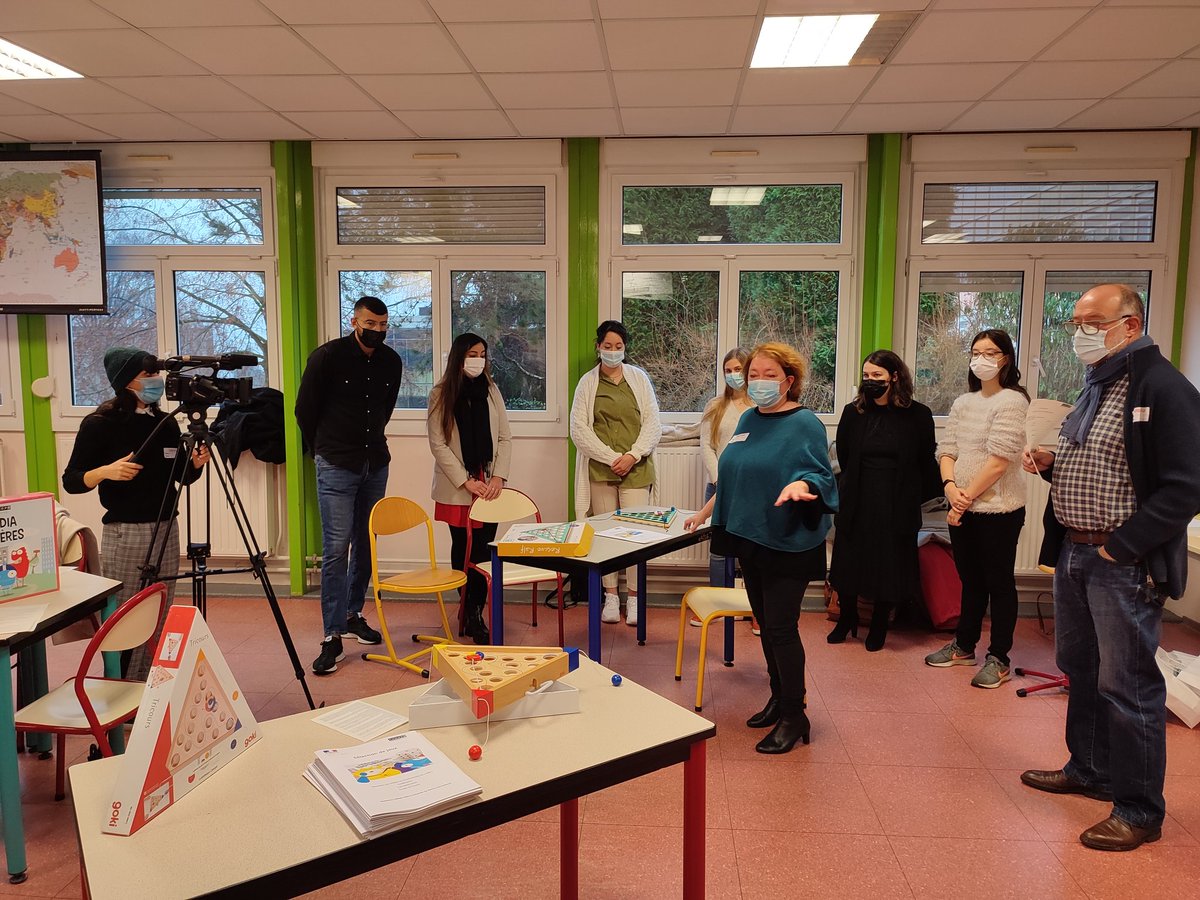 Cite_educBehren's tweet photo. Ateliers jeux➡️Former AP, AED, partenaires DRE ACLEF pr encadrer des groupes d'élèves #coopérer #echanger #harmoniser pratiques ➡️mise en place d'atelier jeux pour les élèves @de_stephh @HuartJean @Dsden57 @LPHurlvenentBLF @nellybodo @CelinePlontz_M @SabriZeghib @Canope_57 https://t.co/M61R2ESCpc