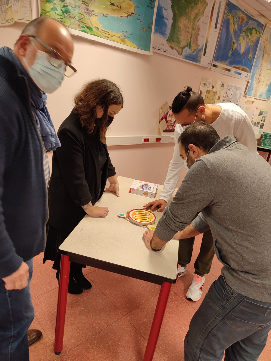 Cite_educBehren's tweet photo. Ateliers jeux➡️Former AP, AED, partenaires DRE ACLEF pr encadrer des groupes d'élèves #coopérer #echanger #harmoniser pratiques ➡️mise en place d'atelier jeux pour les élèves @de_stephh @HuartJean @Dsden57 @LPHurlvenentBLF @nellybodo @CelinePlontz_M @SabriZeghib @Canope_57 https://t.co/M61R2ESCpc