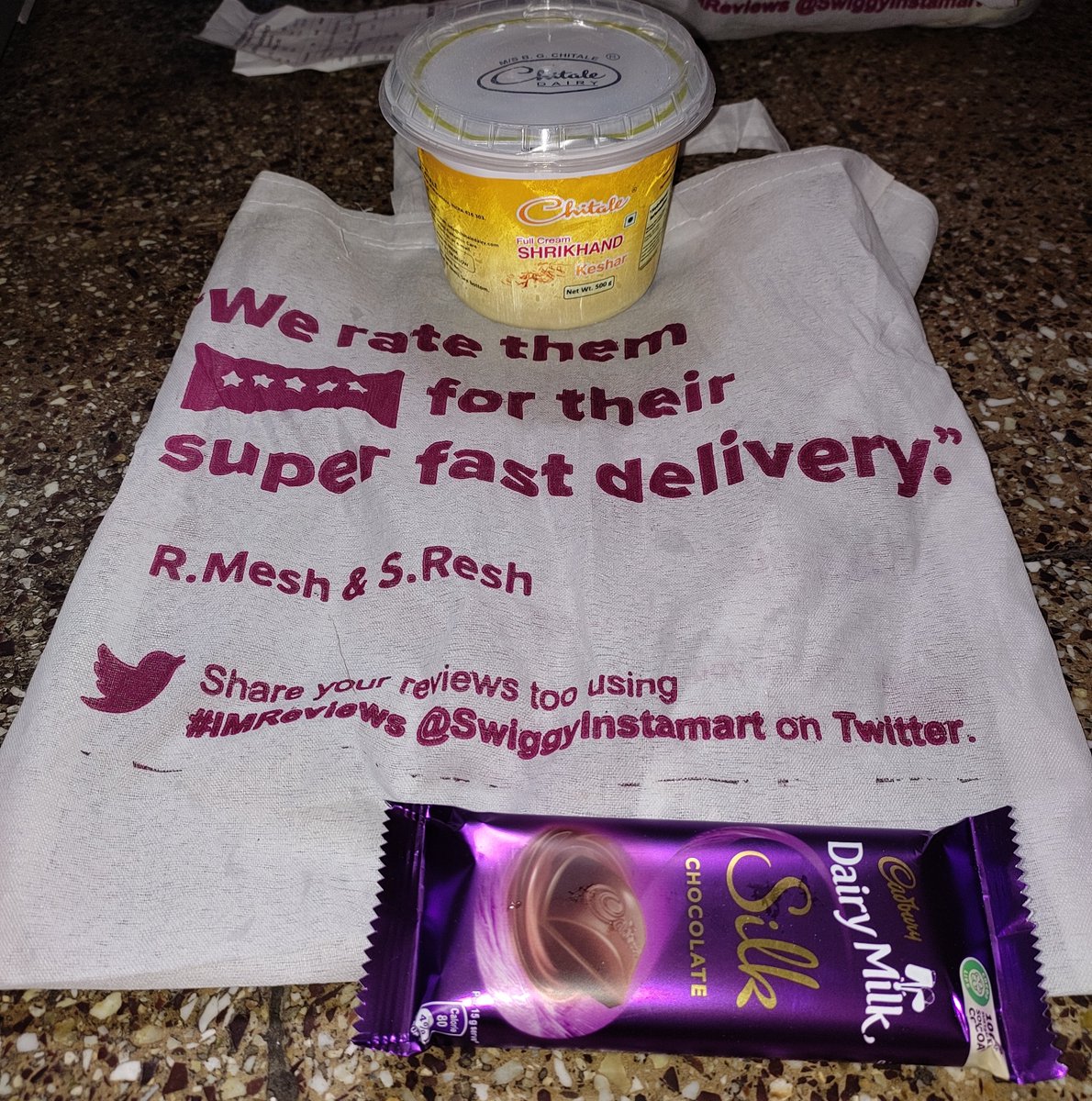 _harshsomaiya_'s tweet photo. Very nice gesture from
@SwiggyInstamart team for sending a replacement item (@ChitaleBandhu shrikhand) with a free sweet @cadburysilk
A novel replacement delivery experience. #IMReviews #ChaaGayeAap https://t.co/vSIs9b1UaC