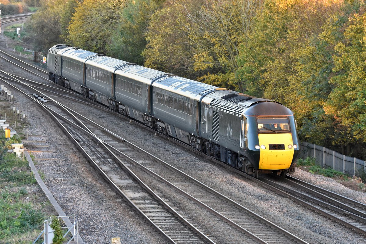 upsidedownhead5's tweet photo. A late autumn sunset scene on approach to Taunton, @GWRHelp short #HST set from Cardiff.
#Taunton #Cardiff #westcountry #GWR #railway #train #railpic #diesel #sunset #autumn #railwayphotography https://t.co/Av4ppgnNqE